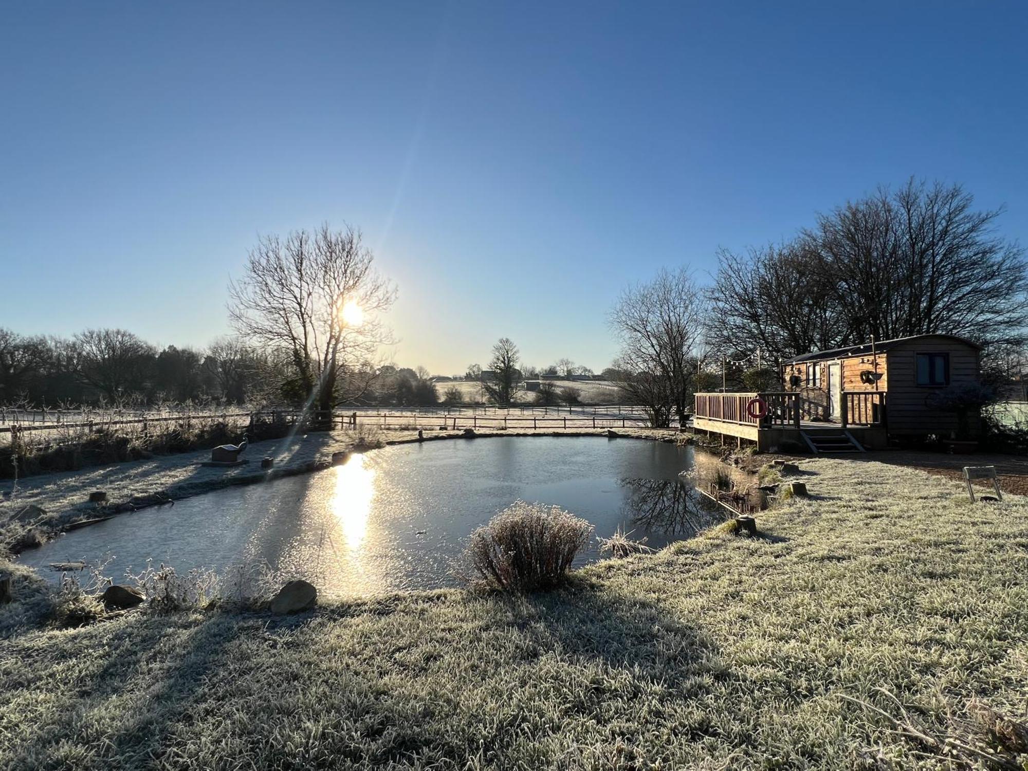Rusty Duck Retreat Shepherds Hut Shedfield Exterior photo